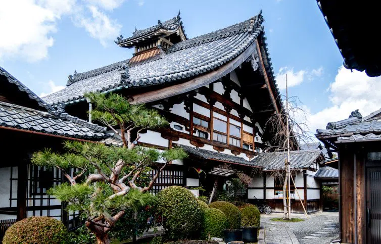 京都の寺院宿坊:宿坊に泊まり、僧侶の朝の儀式を体験する