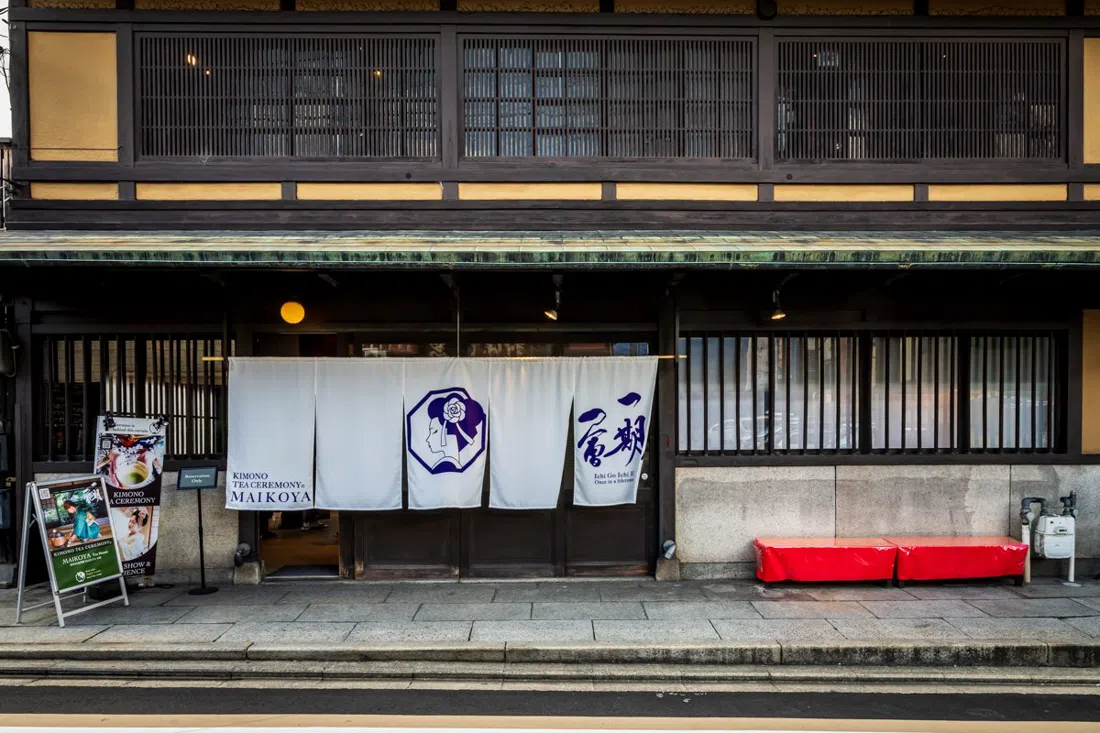 MAIKOYA Gion (Geisha Dinner Show), Kyoto